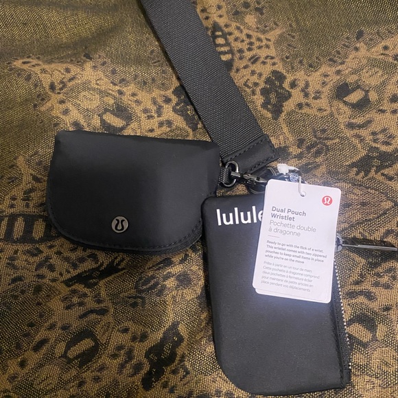 LULULEMON DUAL POUCH WRISTLET IN BLACK - Picture 8 of 10